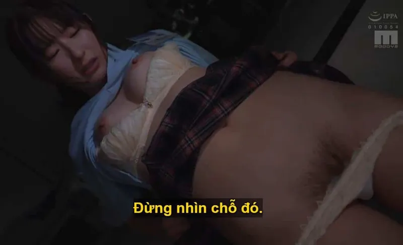 Ông sếp mưu tính "lên giường" với cô nhân viên kiêu kỳ lười nhác, suốt ngày chỉ chăm chăm nhắn tin cho người yêu.